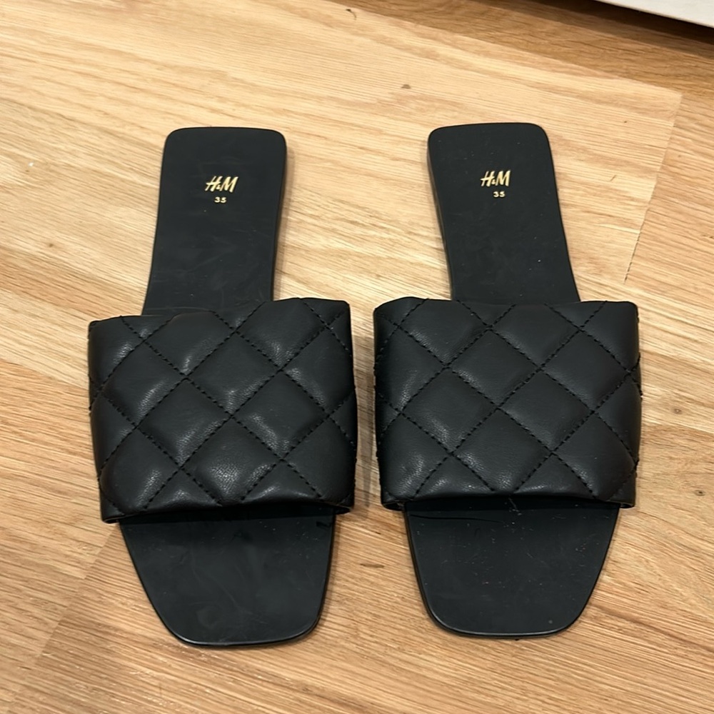 hM flat sandal size 35 worn once EUC